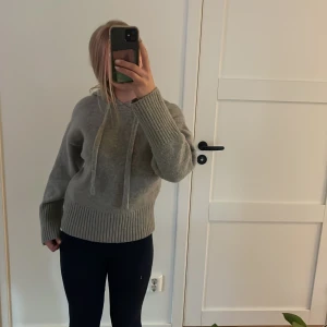 Hoodie - Storlek S, mycket bra skick endast använd 1 gång. Finns inte att köpa längre. En hoodie kofta. Mycket mysigt och skönt tyg.
