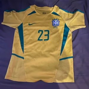 Brasilien Vm kaká tröja - 9/10 skick Använd 2 gånger säljer pga ingen användning  Skit snygg och ikoniskt, perfekt till sommaren!