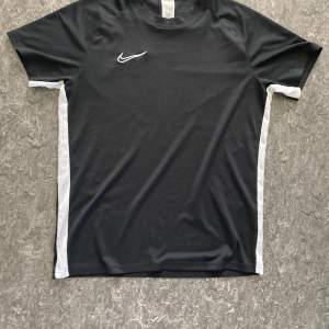 Nike tränings t shirt i 9/10 skick 👌. Storlek L. 