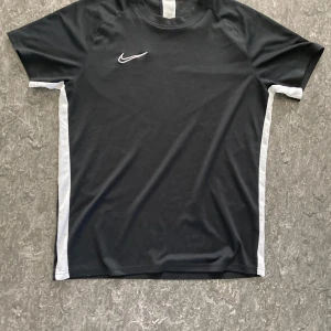 Nike Tränings t shirt  - Nike tränings t shirt i 9/10 skick 👌. Storlek L. 