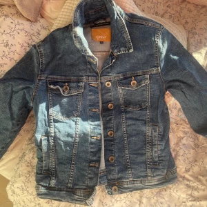 Jeansjacka - Jeansjacka från Only, använd men inga defekter eller skador! Skriv för fler bilder!