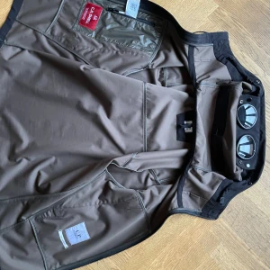 Cp company shell jacket  - Tjena säljer min gå company shell jacket som är i storlek S eftersom den inte längre kommer till användning. Den är som i nyskick endast använd ett par gånger. Nypris kostar denna jacka 4400kr. Skriv vid fler frågor!