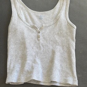 Gulligt linne - Jätte gulligt Linnea från brandy Melville 💞 Anvönd typ 1 gång och inga defekter. Skriv om fler bilder osv✨