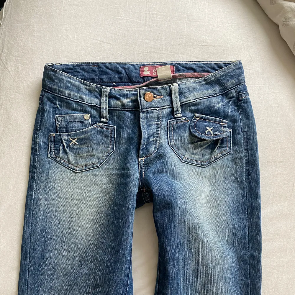 Säljer dessa lågmidjade jeans som tyvärr var för små för mig! W26L32💗. Jeans & Byxor.