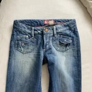 Säljer dessa lågmidjade jeans som tyvärr var för små för mig! W26L32💗