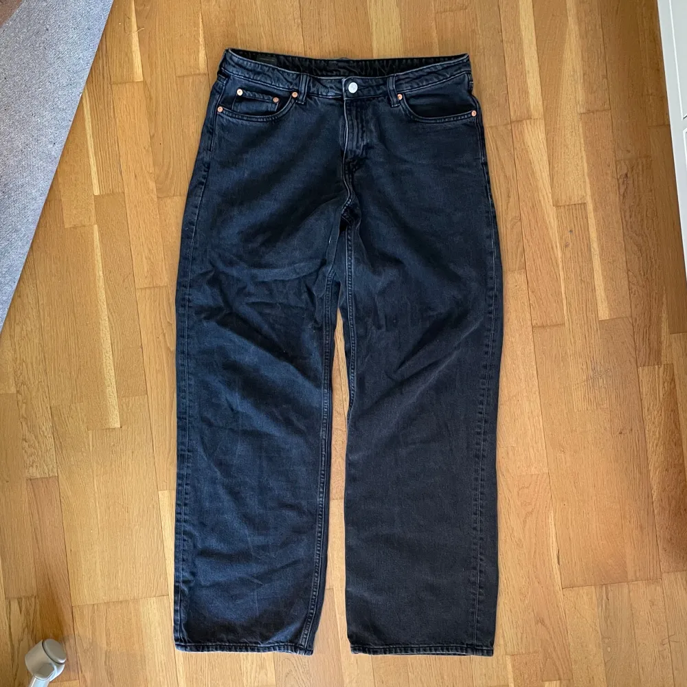 Svarta jeans från weekday i modellen ”ample”. Raka ben. Bra skick☺️  Har vanligtvis 30/32. Jeans & Byxor.
