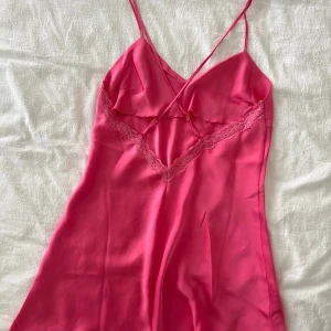Nattlinne rosa - Gulligt rosa nattlinne/negligé från HM. Beställde den, provade den en gång men aldrig använt den mer än så. Storlek 36. Jättefint korsad i ryggen💞