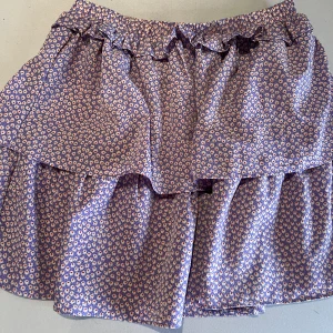 Volangkjol - En jättefin Volangkjol som tyvärr är för liten för mig så skicket är nyskick då den endast är testad💕