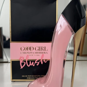 Carolina Herrera Good girl blush - Parfym från Carolina Herrera - Good girl Blush. Jätte fin doft, perfekt till sommaren & våren men passar tyvärr inte mig. Endast använd en gång, så enbart några sprut tagna. Praktiskt taget full! 80ml, pris kan diskuteras vid snabb affär.