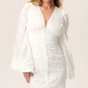 Adoore klänning  - Säljer denna jätte fina klänningen från adoore. Passar perfekt nu till student och sommaren💗🌸. Aldrig använd, bra skick. Storlek 36.  Skriv för fler bilder🫶🏻 