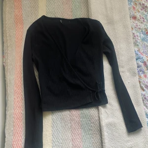 Svart topp - Fin svart omlottopp som ej kommer till användning 