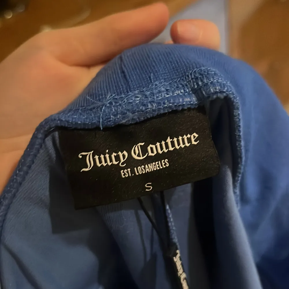 HELT NYA!! juicy couture byxor med prislapp. Aldrig använda. Jätte skönt material. Jeans & Byxor.
