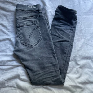 Dondup - Mycket fina dondup. Storleken är 29 och skicket är 10/10.