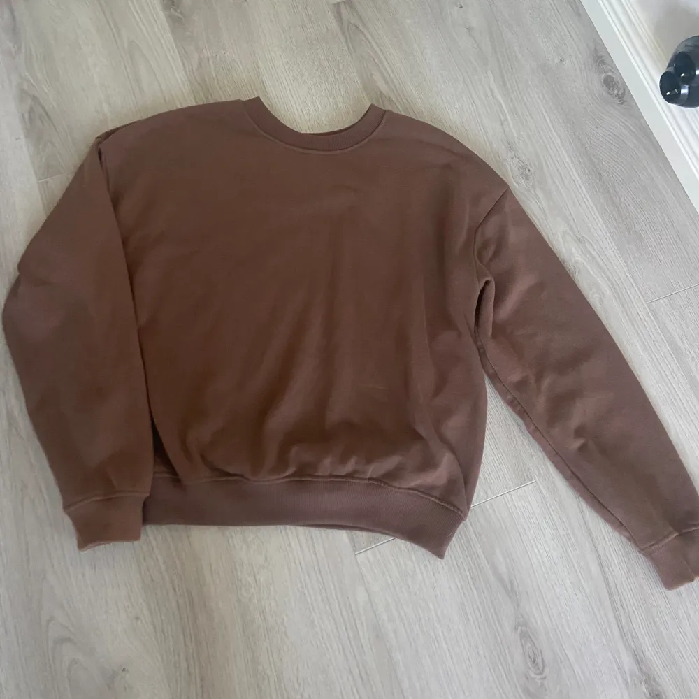 Fin brun sweatshirt, köpt på lager 157, fint skick, storlek S men passar även M. Tröjor & Koftor.