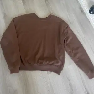 Fin brun sweatshirt, köpt på lager 157, fint skick, storlek S men passar även M