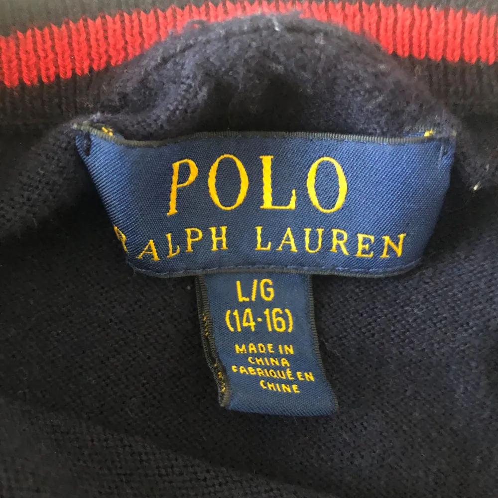 Hej! Säljer denna feta stickade polo ralph lauren tröja. Köpte den för 1099 och säljer den nu för 250kr. Skicket är grymt då jag knappast använt den. Rekommenderar till folk runt 158-168. Kan tänka mig att sänka priset lite, testa på!. Stickat.