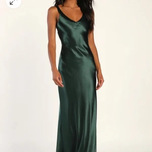 Balklänning från Lulus - Helt oanvänd balklänning från Lulus med lappen kvar. Tyvärr förliten för mig. Den har varit slutsåld ett bra tag nu. Köptes för 1500 kr 