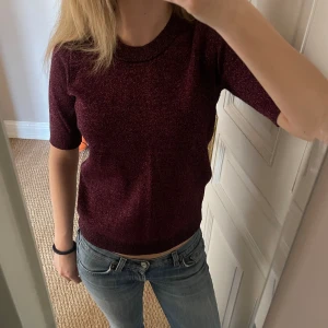 Vinröd glitter topp - Säljer denna jättefina vinröda glittriga toppen💋
