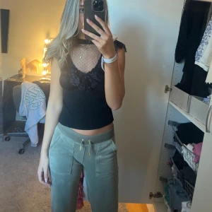 Blus/ volangtopp - Säljer denna blus/volangtopp då den inte kommer till användning längre!! Storlek S säljer för 250kr, slutsåld