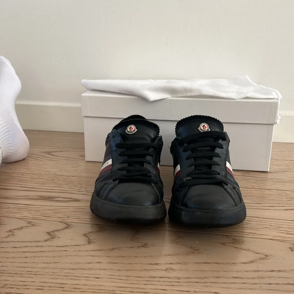 Ett par svarta moncler skor kondition 7/10 . Kengät.