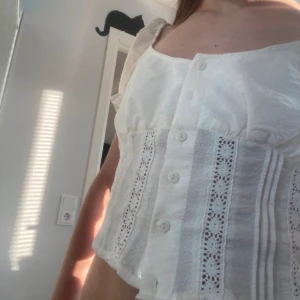 Vit Blus - Säljer denna vita/beigeaktiga blus från h&m eftersom den är lite stor på mig och jag själv tycker inte att jag passar i den.  Den sitter som en magtröja och man kan knäppa upp knapparna på den.