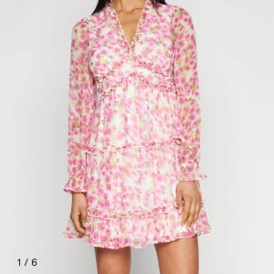 Klänning från Vero Moda - Oanvänd!! Alla lappar kvar :)) Från VMSMILLA kollektionen !! (SLUTSÅLD)