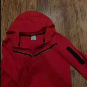 Röd Nike tech dress i storlek 152/158, 10/10 skick, riktigt fett färg, hela sättet för 569