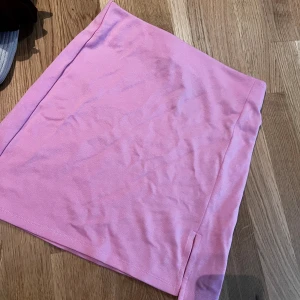 ljusrosa kjol med slits - ljusrosa kjol med liten slits från hm. storlek xxs. endast provad, aldrig använd. väldigt fint skick