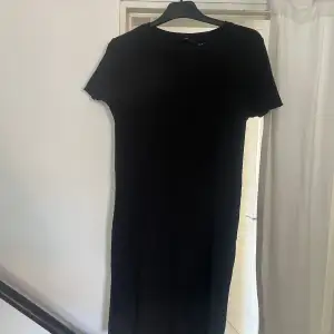 T shirt klänning från Vero Moda, passar en Storlek M-L beroende på hur tight eller löst man vill att den ska sitta. Skönt material. Liten volang längst ner på klänningen och på ärmarna. 💞