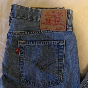Levis jeans  - Säljer mina jättesnygga levis jeans då dom inte passar mig, de är väldigt lågmidjade och bootcut. Skulle säga att de passar allt från xs-m beroende på hur man vill att de ska sitta 💗 Priset kan såklart diskuteras 