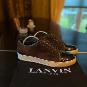 Lanvin skor - Lanvin ”captoe” i en brun suade med svart glans. Herr storlek 42-43. Väldigt fint skick knappt andvända. Dustbag ingår.  Nypris ca 4999:- ✅