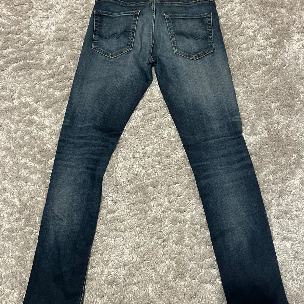 Mörkblå med inslag av vita jeans från Jack and Jones i modellen slimm/glenn. Storlek 28/32. Nypris runt 600 och mycket bra skick (9/10 inga defekter).Hör av er vid prisförhandling, fler bilder, mått eller  andra tankar så kommer svar snabbt💫. Jeans & Byxor.