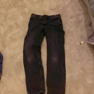 Fina svarta jeans i bra skick men kan tyvärr inte visa de på för att de har blivit för små. ❤️