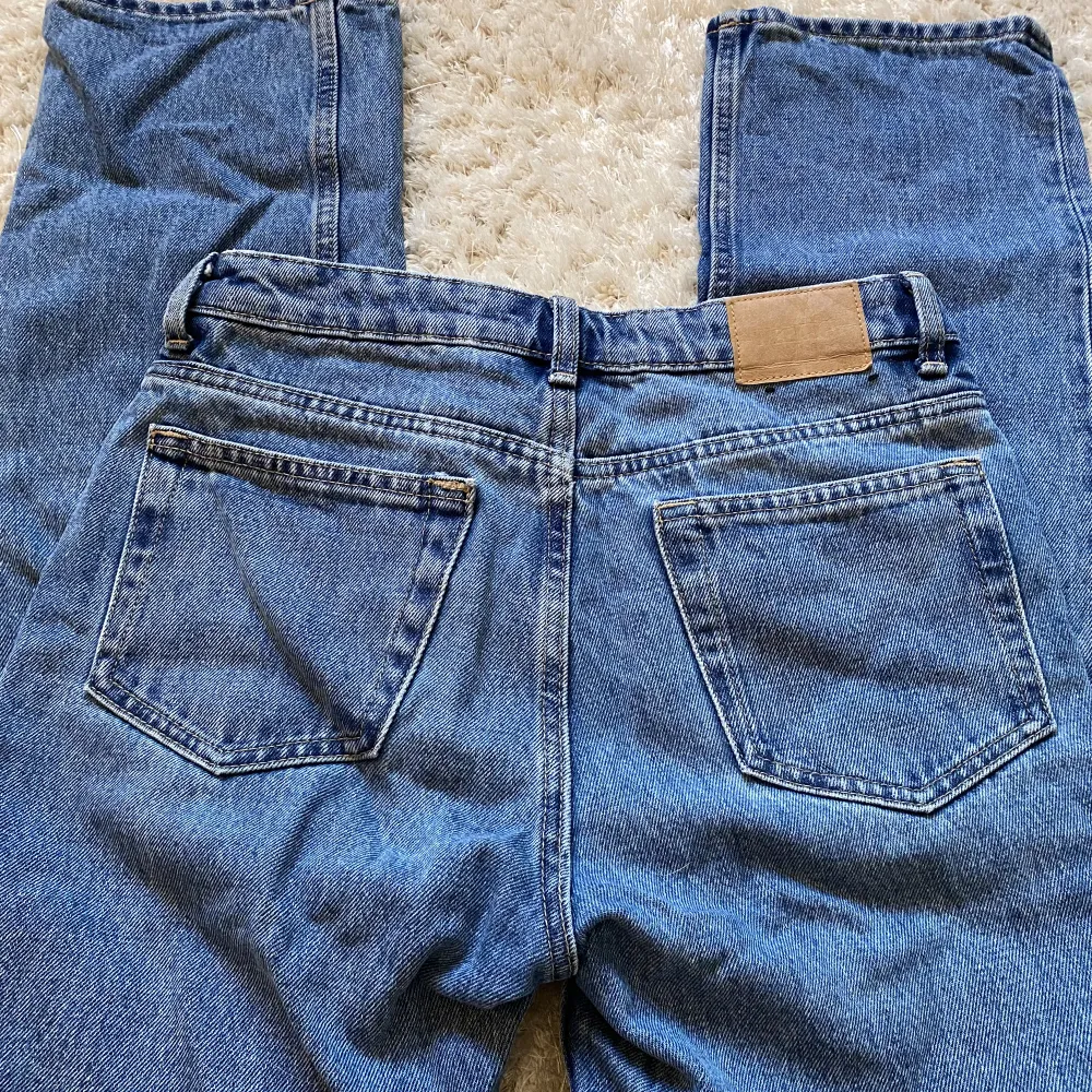Midwaist straight jeans från Weekday. Använd ett fåtal gånger så i bra skick. Innerbenslängd: 72 cm. Nypris: 590 kr. Hör av dig vid frågor och funderingar!💗. Jeans & Byxor.