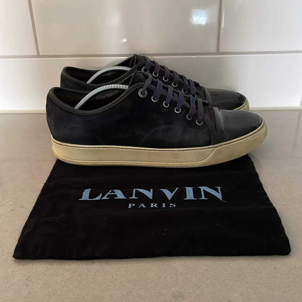 Trendiga skor från Lanvin | Storlek 43 - Skorna är i bra skick men lite defekter på skosnörena - Vårat pris: 1,999kr - Nypris: 4,499kr. Skor.