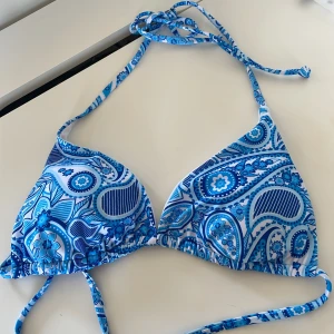 Bikinitopp - Säljer denna helt oanvända blåa bikinitoppen då jag råkade beställa två. Stl. M och hur fin som helst💗🙏🏻 hör av er vid frågor