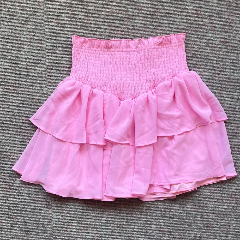 Superfin sommar kjol med volang i rosa färg. Storlek M men passar absolut Xs-M då den är väääldigt stretchig. Funkar även som en tubtopp om man vill det💗 Skriv om ni har några frågor!. Kjolar.