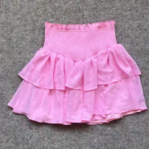 Superfin sommar kjol med volang i rosa färg. Storlek M men passar absolut Xs-M då den är väääldigt stretchig. Funkar även som en tubtopp om man vill det💗 Skriv om ni har några frågor!