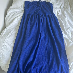 Blå strandklänning - Jättefin strandklänning köpt på HM utomlands, har aldrig använts och har lapparna kvar! 