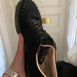 Feta loubs - Loubs säljer eller byter mot ett par feta philipe models eller lanvins priset är ej hugget i sten en defekt på sidan av skon 