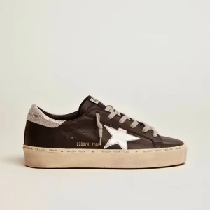 Golden goose sneakers - Säljer mina svarta golden goose sneakers i läder med modellen Hi-Top, vilket betyder att de har lite högre sula. Sparsamt använda och köpta för 5500kr. I färgen svart/grå med silvriga detaljer.