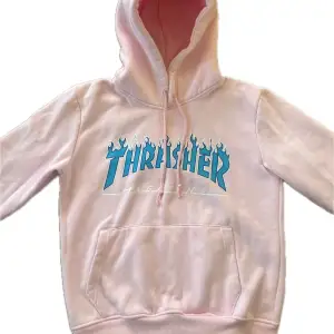 En riktig snygg rosa Thrasher hoodie i storlek s men passar också till m, skick 8/10, priset kan diskuteras. Tveka inte på att höra av dig vid frågor och funderingar!😁🤩👑