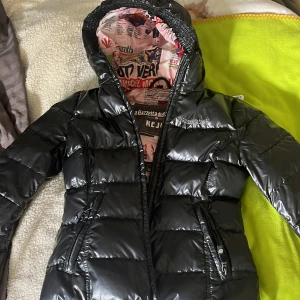 Glansig  jacka  - Ass cool jacka som inte är min stil riktigt !! Skriv för mått eller andra frågor  Pris kan diskuteras 