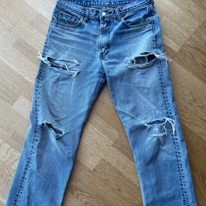 Vintage Ripped Levi’s jeans - Vintage Ripped Levi’s jeans Jätte snygga och passar bra. Säljs på grund av att används längre.