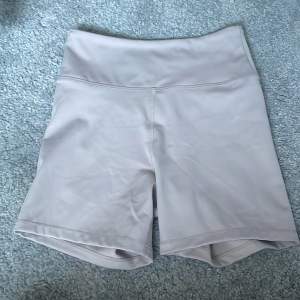 Säljer mina tränings shorts som va för små. Har använt dom en gång o är i perfekt skick. 