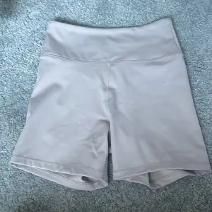 Säljer mina tränings shorts som va för små. Har använt dom en gång o är i perfekt skick. 