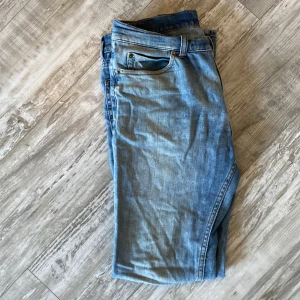 Slitna jeans  - Slitna jeans, slim fit. Ljusblå 