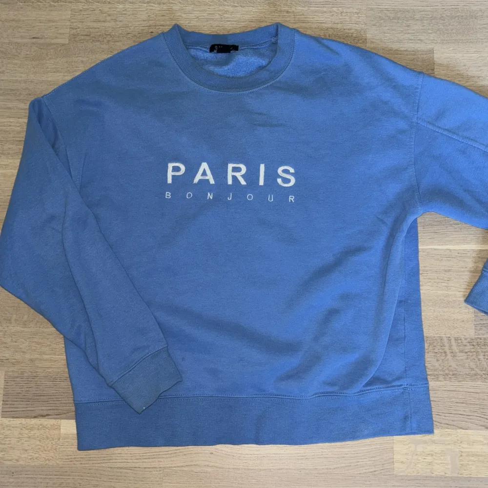 Storlek:M, Blå tröja där de står PARIS bonjour på.. Hoodies.