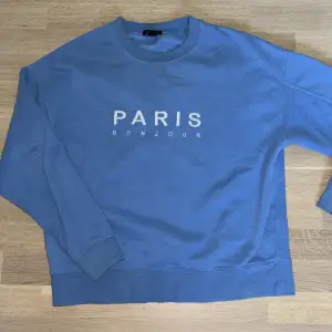 Storlek:M, Blå tröja där de står PARIS bonjour på.
