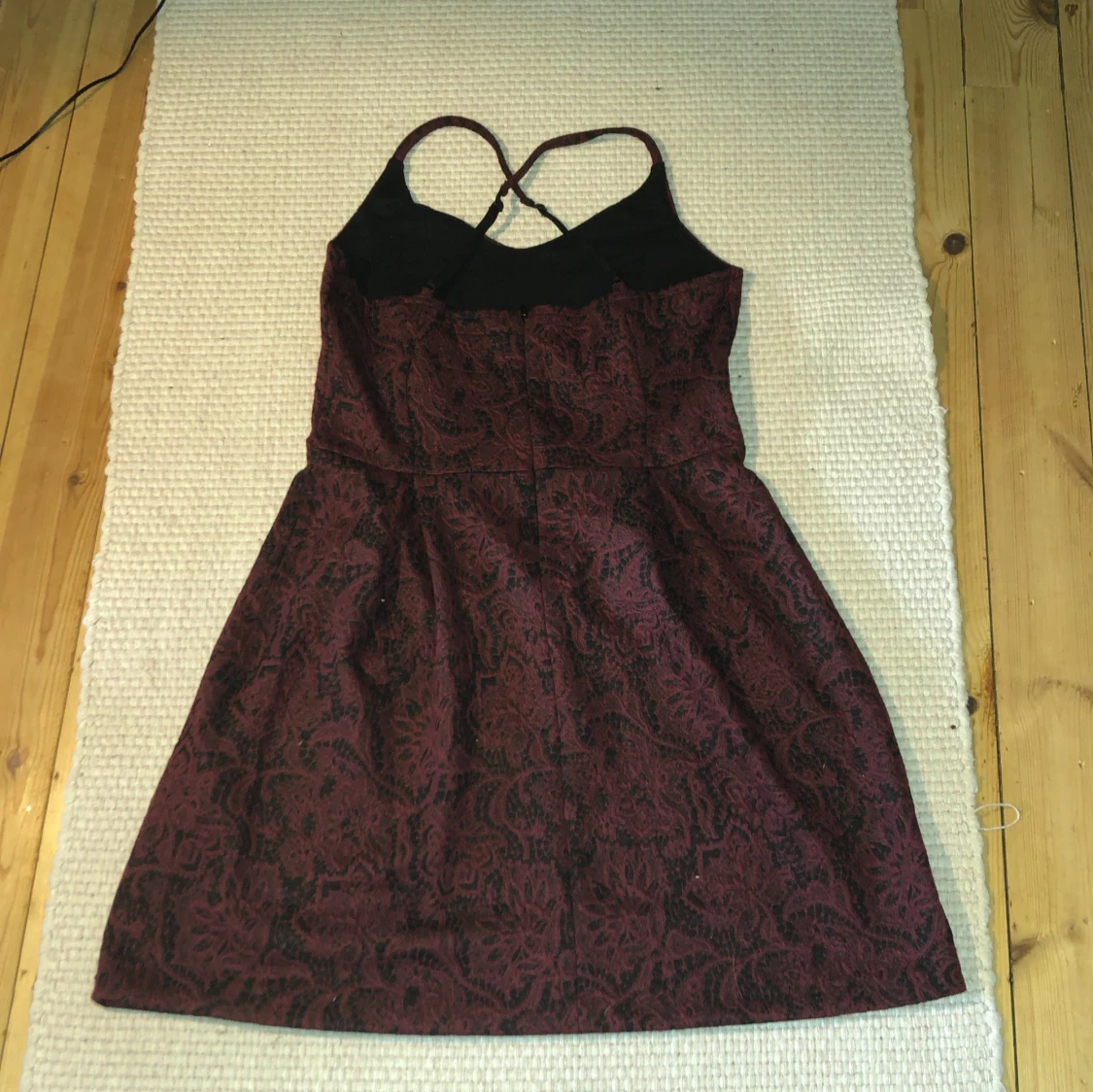 Röd,svart mönstrig klänning  - 90